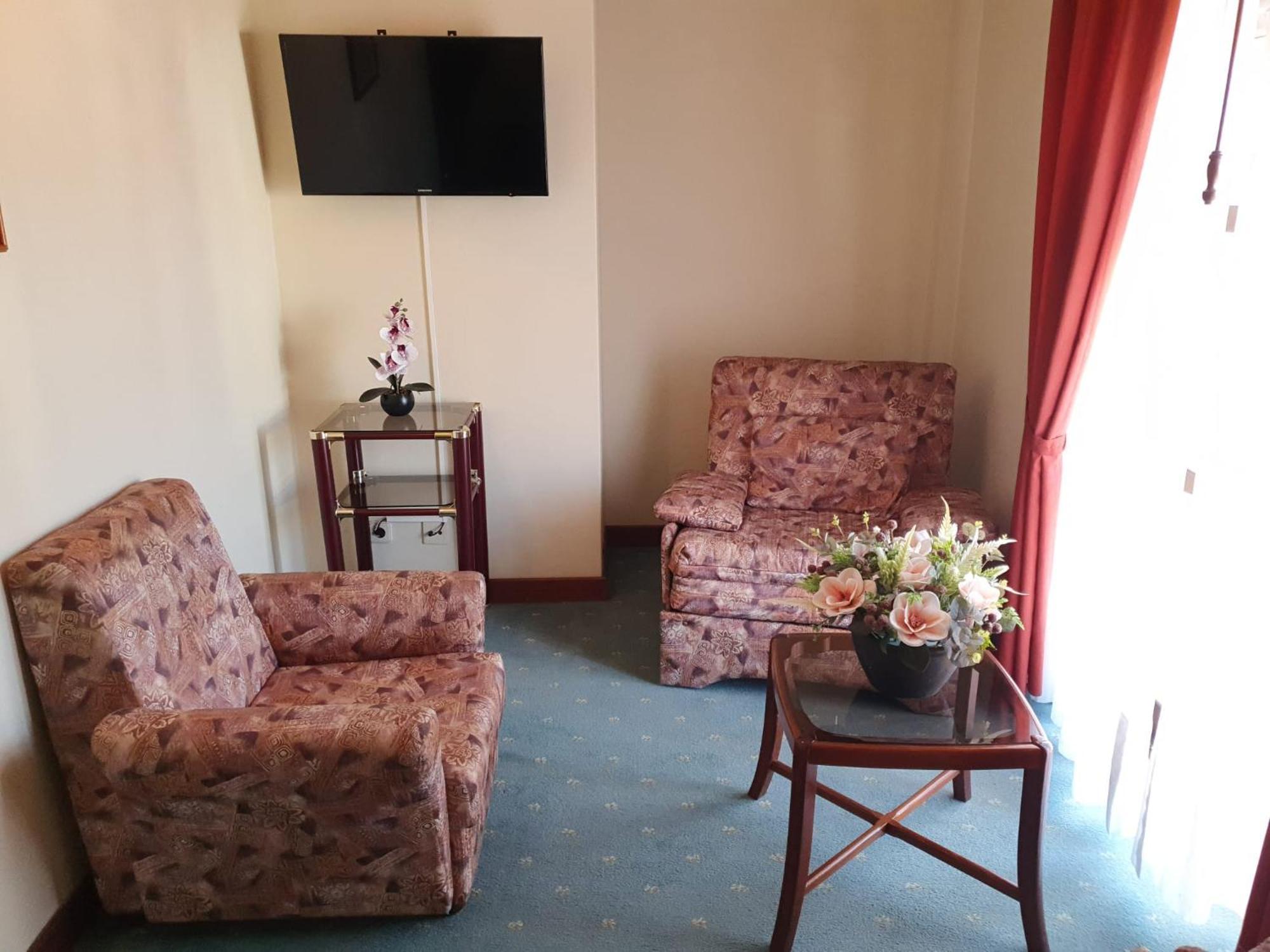 Peninsular Hotel 3*